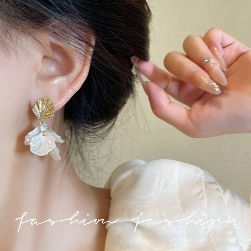 Exaggerated white flower earrings for women, long tassel pearl earrings, unique earrings, 2025 new style stud earrings Application Scenario
