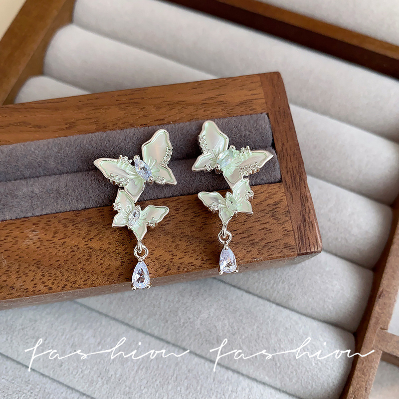 The elegant and cold glazed blue butterfly stud earrings for women, with a delicate and niche design, have an extremely ethereal pendant effect and are adorned with tassels Specification drawing