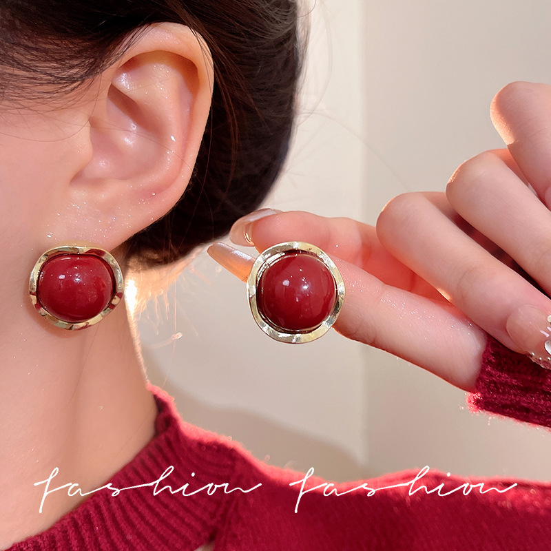 The new 2025 best-selling red bean earrings from Xiangsi are perfect for the Spring Festival in autumn and winter. They are high-end and niche red earrings full figure