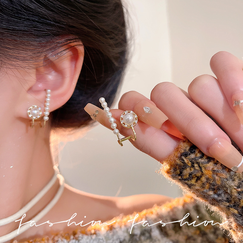 Retro Baroque circular pearl earrings, small and unique female stud earrings, the same style as Internet celebrities, 925 silver needle earrings wholesale details Picture