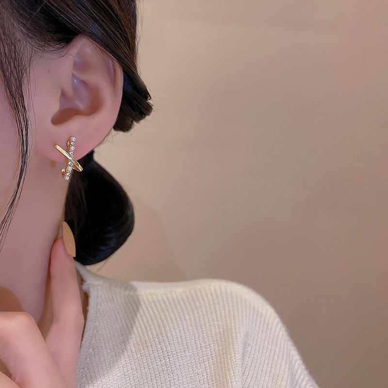 925 Silver needle crossed pearl stud earrings are exquisite, small and high-end. They are a new type of Korean earrings that exude the charm of female Internet celebrities details Picture