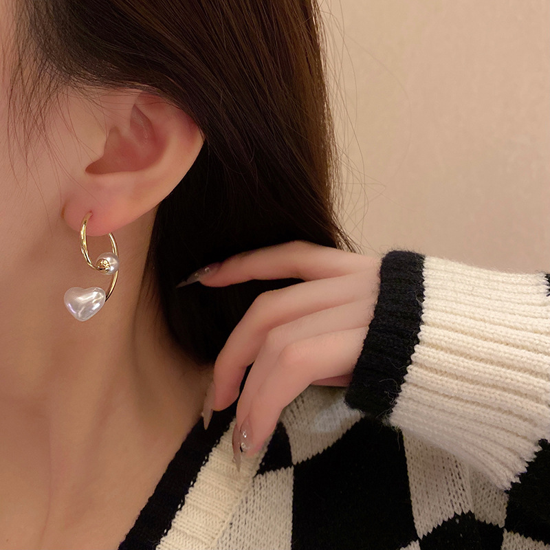 S925 silver needle niche geometric heart-shaped pearl earrings, women's Instagram simple and individual stud earrings, new fashionable earrings trend details Picture