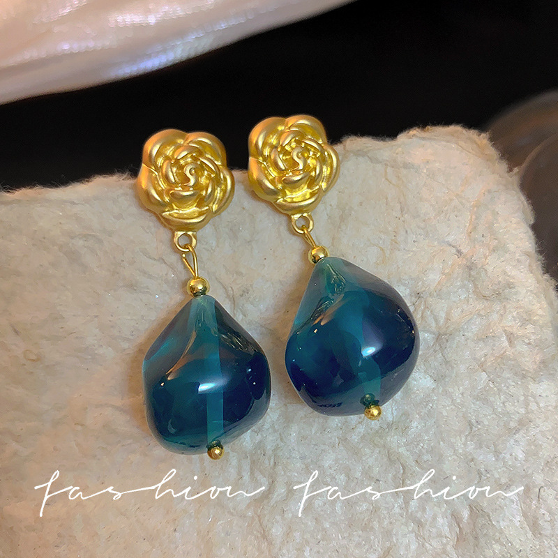 New high-end rose earrings from South Korea, fashionable, niche and versatile resin teardrop long earrings, commuting earrings full figure