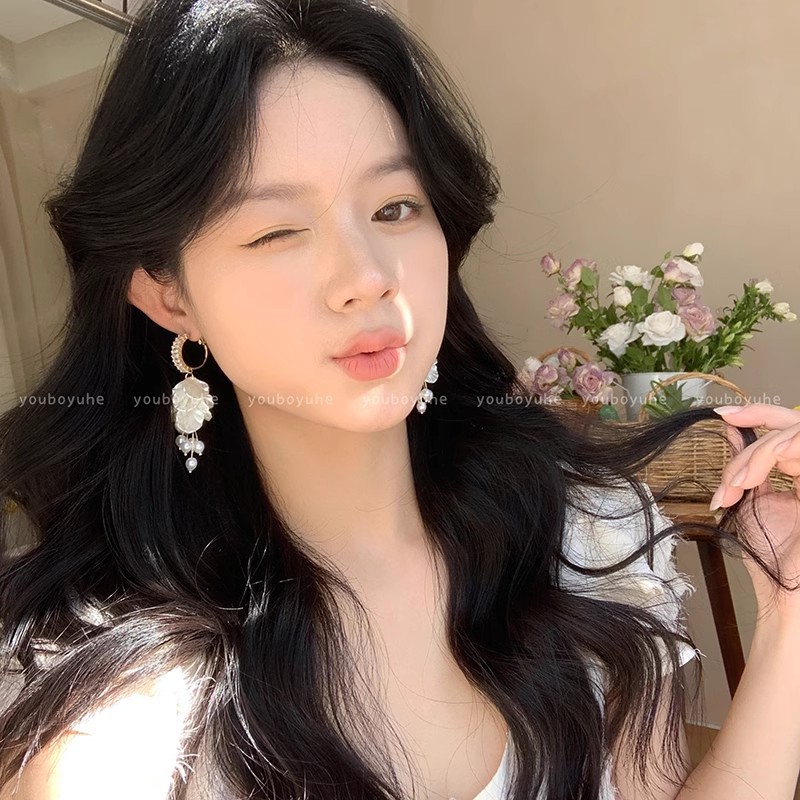 Vacation-style white petal pearl tassel stud earrings for women, 2025 new light luxury seaside exaggerated style earring earrings details Picture