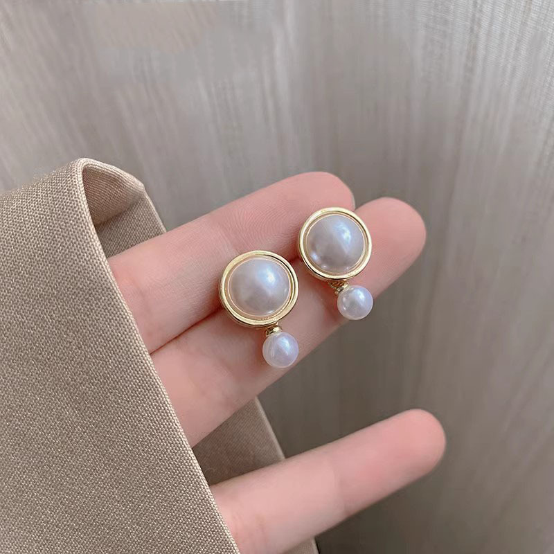 French retro design pearl earrings, a fashionable and high-end look for women, versatile and elegant, and a niche earring accessory details Picture