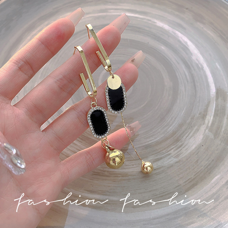 This high-end, light luxury long geometric asymmetrical earrings are simple and versatile for women. They exude a trendy charm. The tassel earrings make you look slimmer Specification drawing