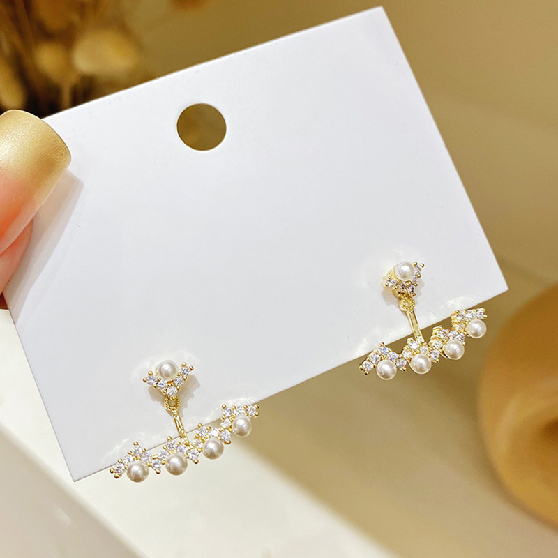 A new, niche design with 925 silver needle and pearl stud earrings on the front and back, a simple diamond-encrusted two-pair earring details Picture