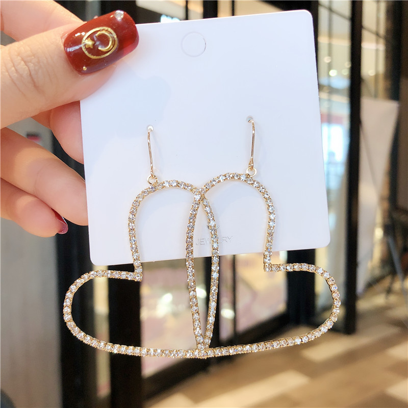 Full-diamond hollowed-out heart-shaped earrings for women, a new Korean style with a unique and elegant charm, a goddess-like style, and a trendy long ear accessory Specification drawing