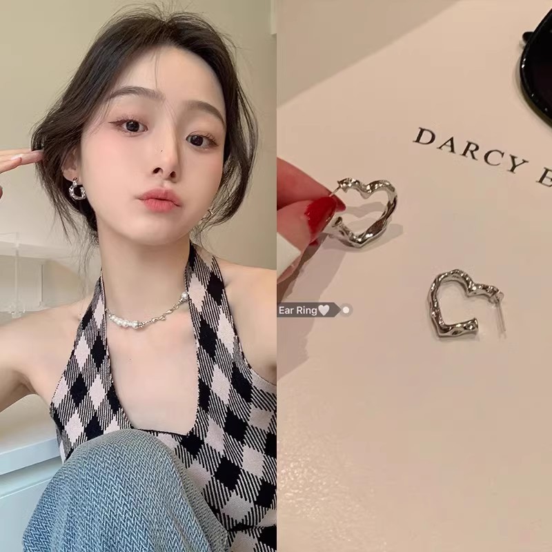 French irregular texture heart-shaped earrings for women, simple, fashionable and high-end style earrings, niche design, cold style earrings full figure