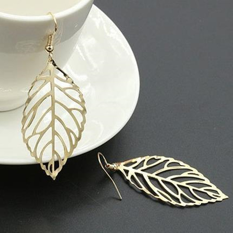 European and American cross-border jewelry, fashionable and elegant, versatile retro hollowed-out earrings for women, simple forest-style metal leaf earrings Application Scenario