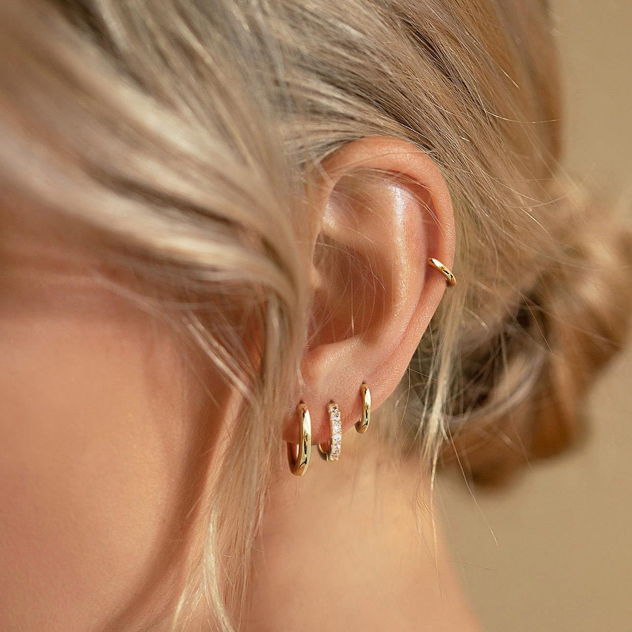 A 4-piece set of cross-border European and American jewelry, fashionable and creative diamond-encrusted copper earrings, with a unique, light luxury and high-end feel. Ear bone clip set details Picture