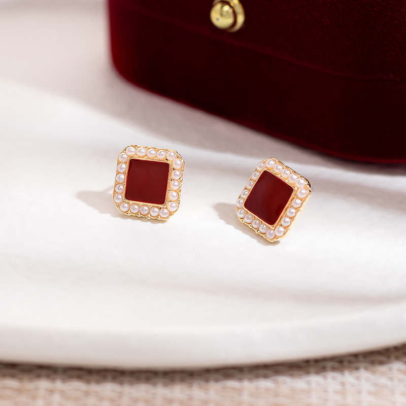 S925 Silver needle wine red retro square pearl stud earrings with a feminine texture, pure silver niche earrings, a new light luxury style full figure