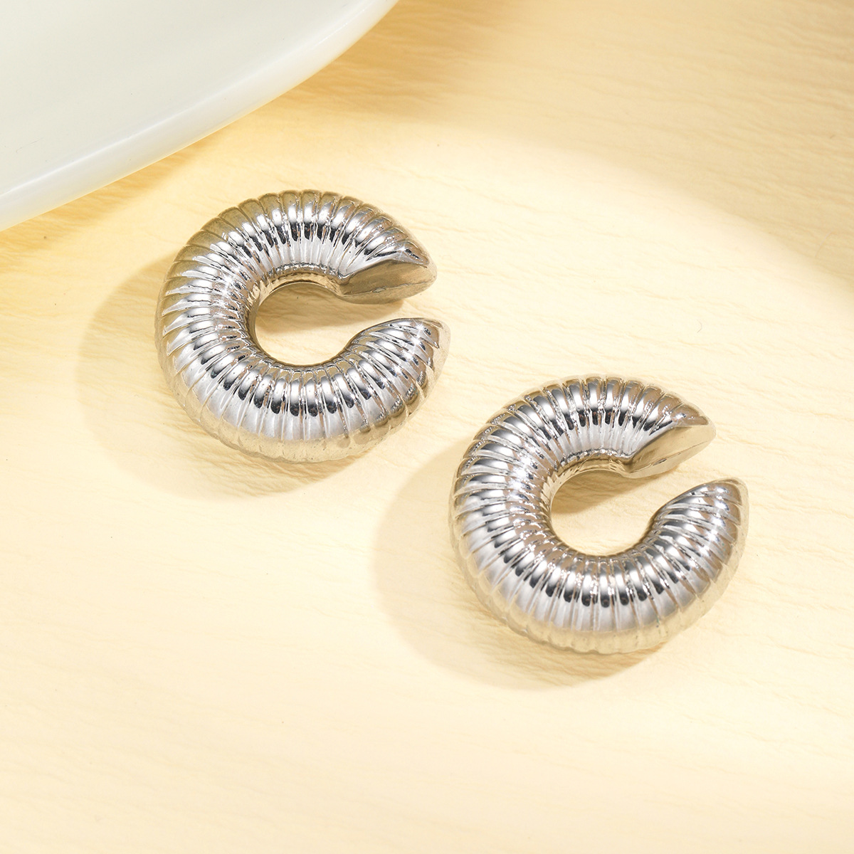 European and American retro fashion, high-end, niche and unique C-shaped threaded hollow women's ear clips Application Scenario