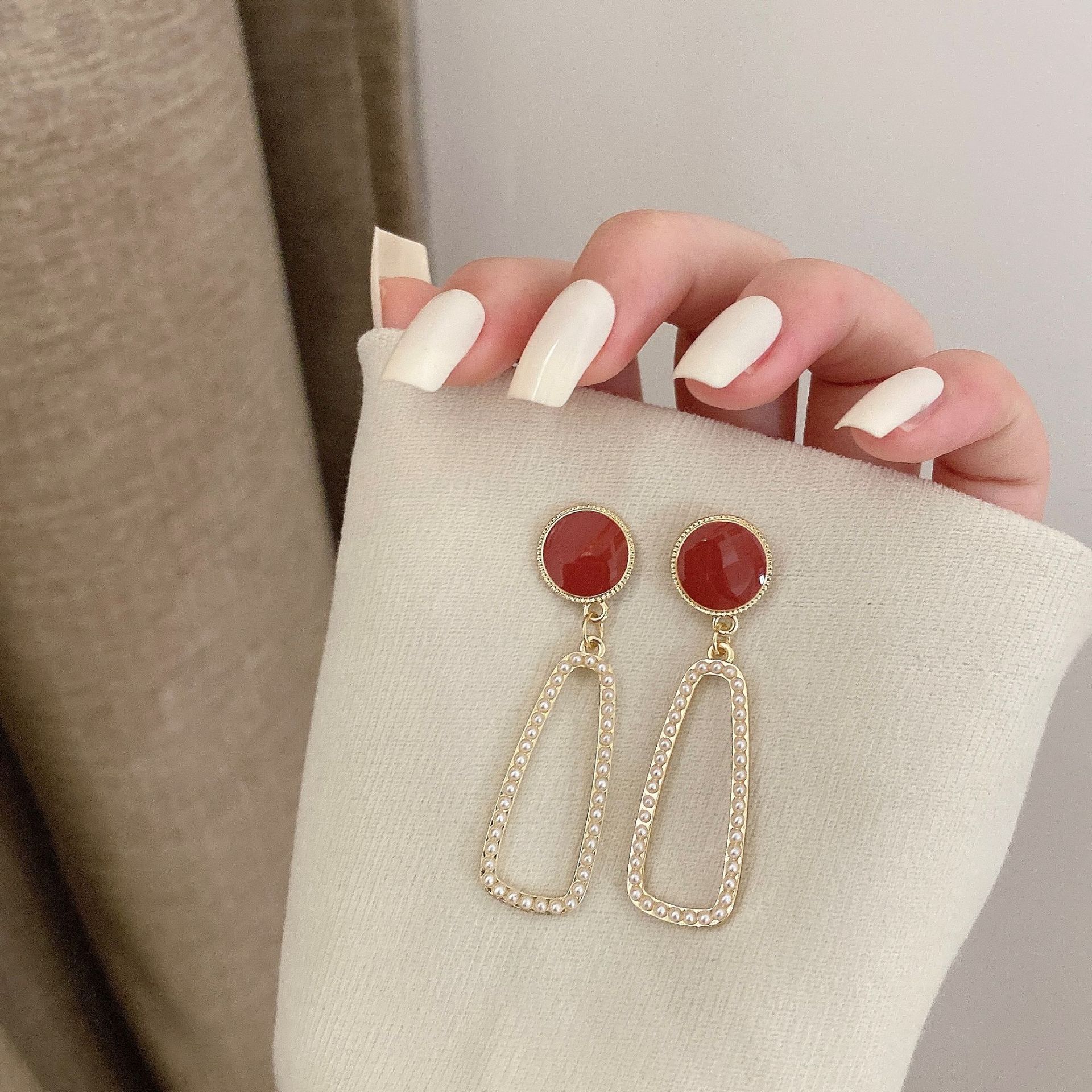 S925 Silver Needle Women's Niche French retro oil-dripping cute earrings, pearl stud earrings, internet-famous style long earrings Specification drawing