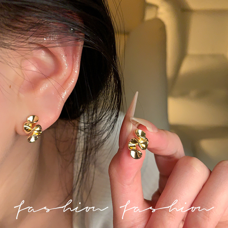 Unique, sweet, cool and cold style, irregular-shaped stud earrings, small, simple, niche and high-end earrings for women, commuter earrings details Picture