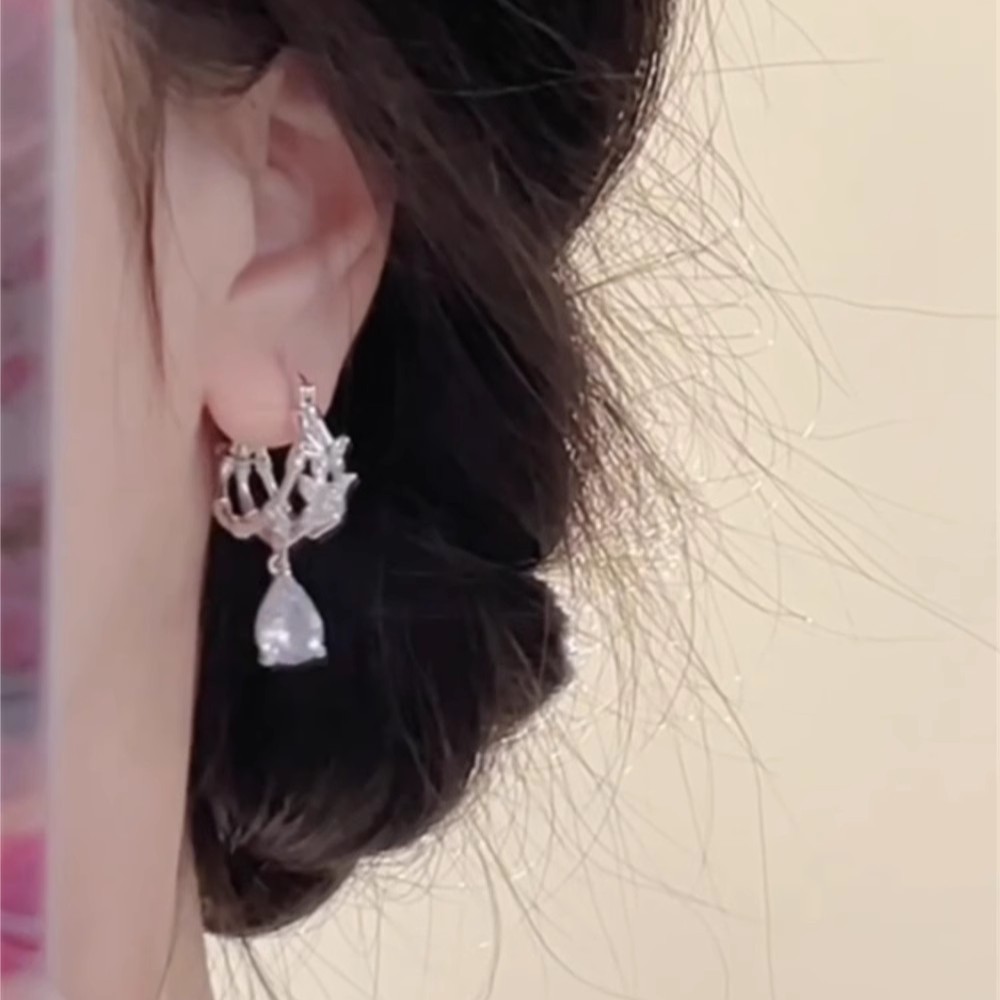 Retro and cold waterdrop zircon stud earrings, a niche design for women with a light luxury and high-end feel, featuring hollowed-out butterfly earrings and earrings Specification drawing