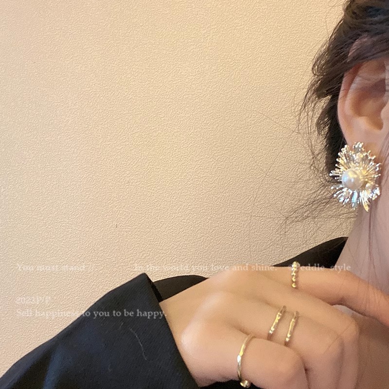 Sunflower pearl stud earrings with a light luxury and high-end feel, unique and exaggerated earrings, European and American style, niche design sense earrings for women Specification drawing