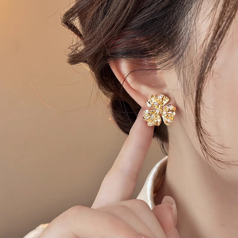 Golden pleated micro-inlaid flower stud earrings are fashionable commuter metal earrings for women, exuding a sense of high-end, light luxury and unique Specification drawing