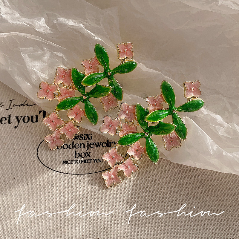 French retro pinkish-green glazed flower earrings, a new spring and summer collection for women, exude a sense of elegance and sophistication. They are fashionable and light luxury earrings Application Scenario