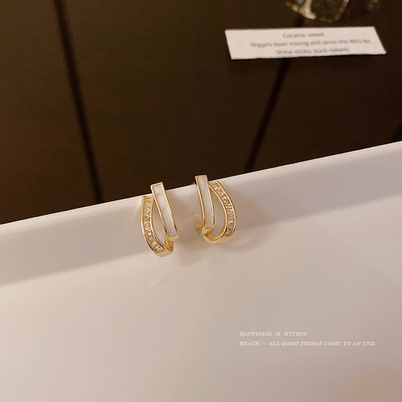 Dongdaemun, South Korea, offers a light luxury double-layer stud earrings that are fashionable, niche and elegant for women. These are high-end and stylish earrings that are popular among Internet celebrities Application Scenario