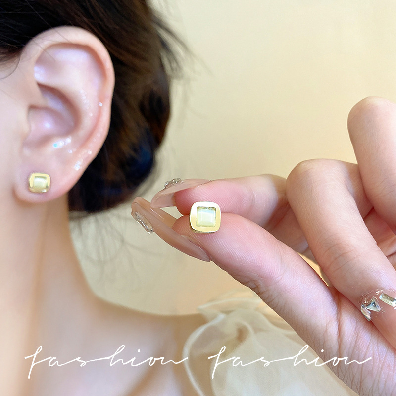 Small and exquisite best-selling cat's eye stone ear studs, simple and elegant for women's commuting, trendy and stylish earrings, versatile earrings details Picture