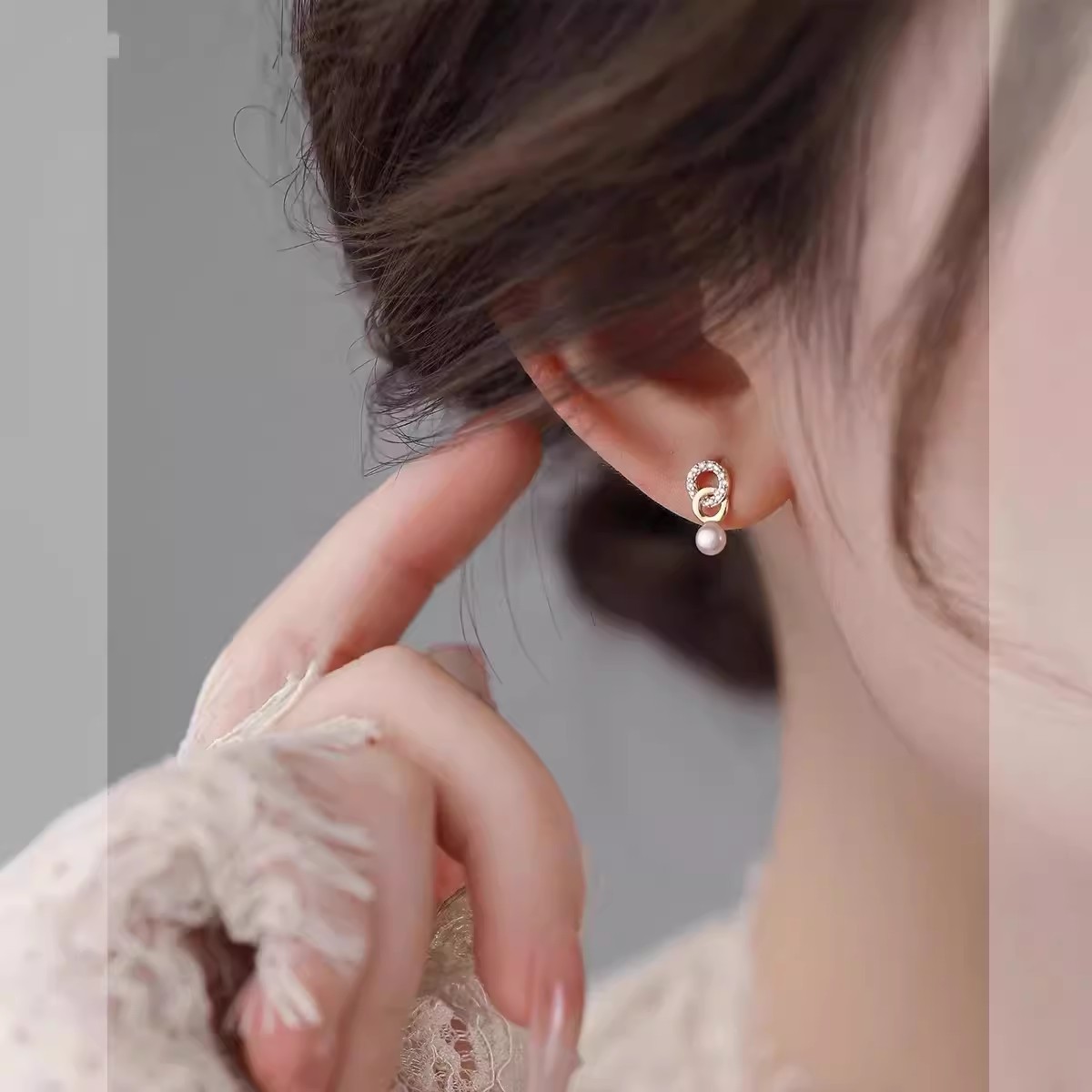 Silver needle micro-inlaid zircon double-ring pearl stud earrings 2024 new bestseller Niche design super shiny earrings for women Specification drawing
