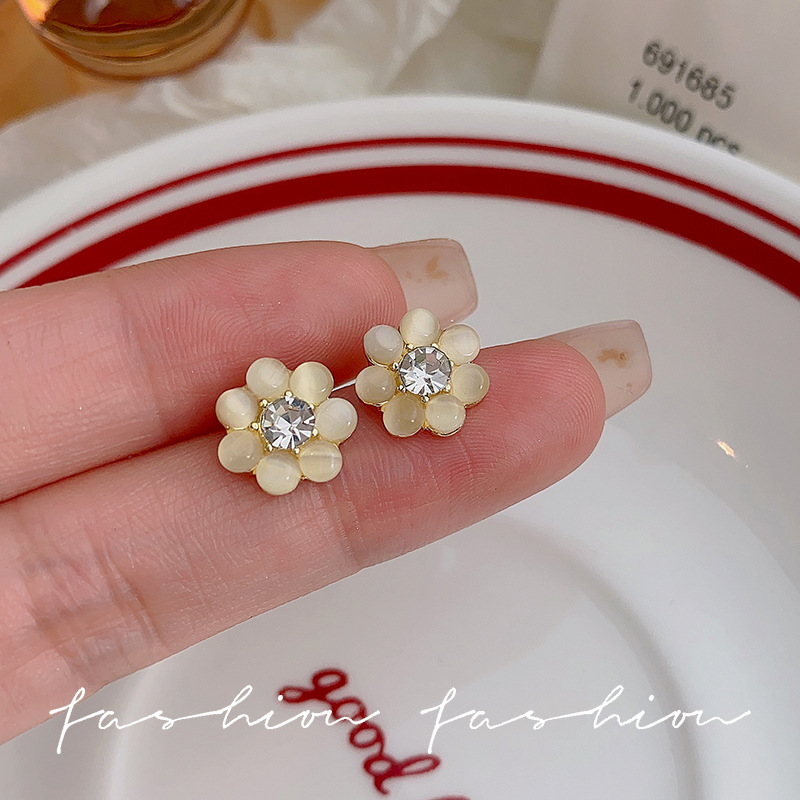 Sweet and elegant flower pearl stud earrings, light luxury and high-end feel, elegant and grand earrings and earrings, new women's ear pendant accessories details Picture