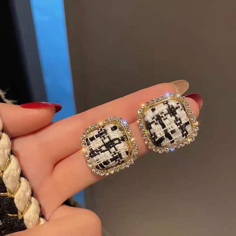 S925 Silver needle checkerboard checkered fabric diamond square stud earrings, Korean niche girl retro checkered Ins-style earrings Specification drawing