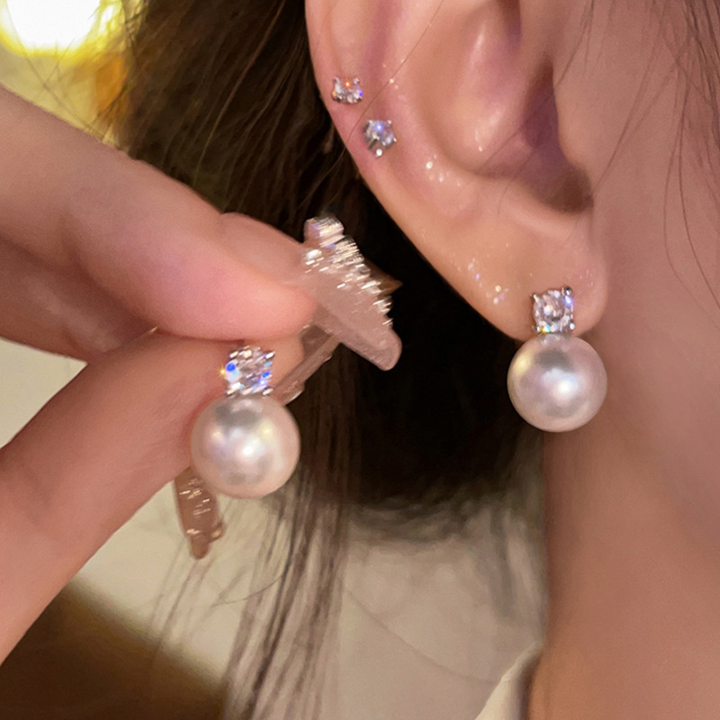 925 Silver Needle Classic Sparkling Diamond Pearl Stud Earrings 2025 New style Light Luxury Niche High-end Earrings, commuting earrings trend full figure
