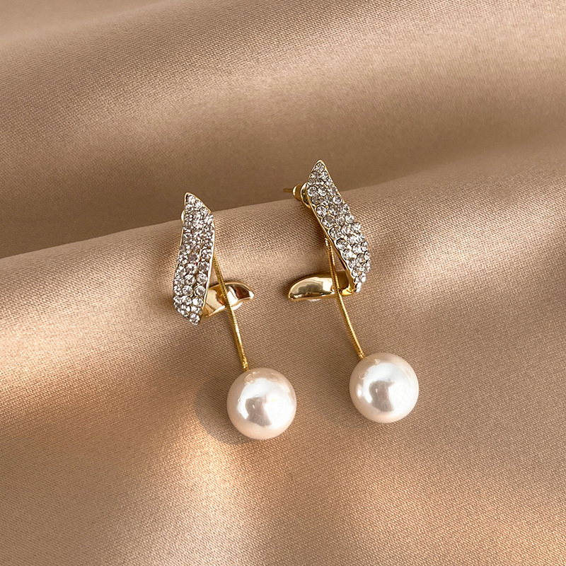A new 2023 fashion pearl earring for women, a pair of diamond-encrusted tassel stud earrings S925 silver needle earrings details Picture