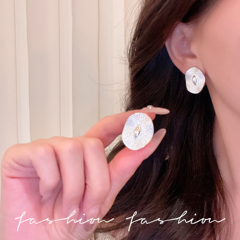 Irregular retro oval stud earrings, versatile and elegant, light luxury earrings, women's high-end, metal cold style, niche earrings Application Scenario