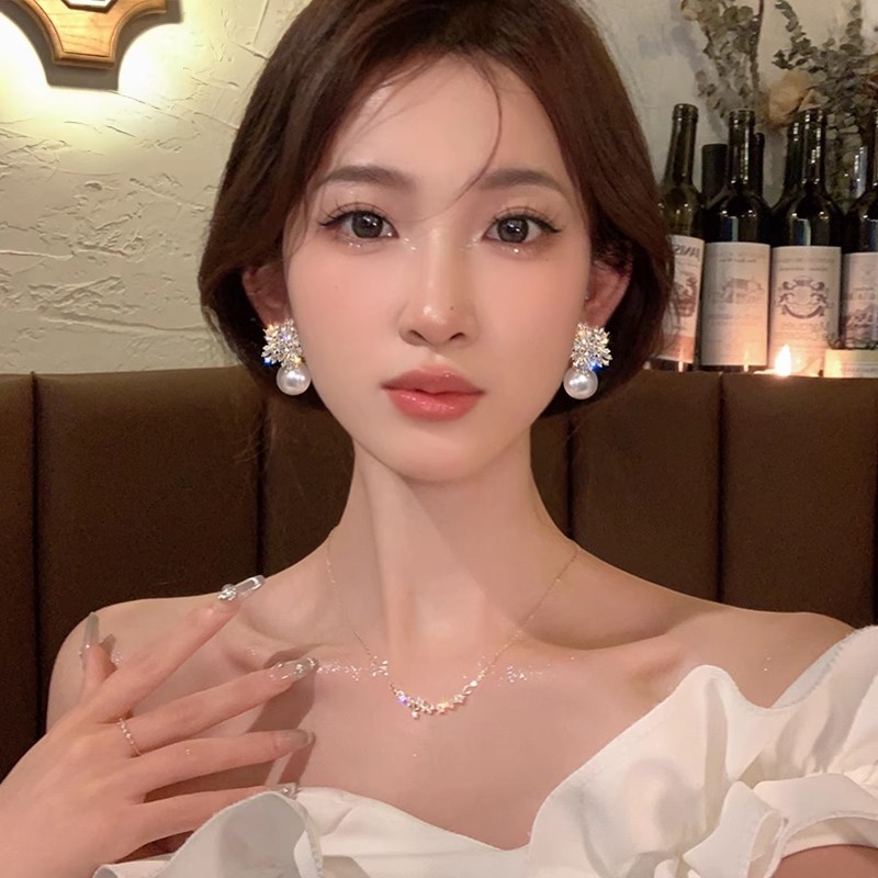 Exquisite full-diamond snowflake pearl earrings with a niche design and a high-end feel. The stud earrings are a light luxury, retro and trendy accessory for women Application Scenario