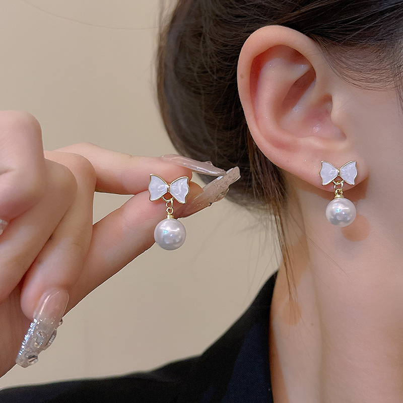 Sweet and elegant bow pearl stud earrings 925 silver needle, versatile and niche design, elegant and high-end earring accessories Application Scenario