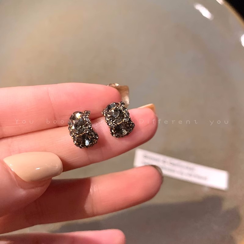 Black zircon stud earrings for women, light luxury, exquisite and high-end, retro and simple style earrings, 2025 new C-shaped earrings Specification drawing