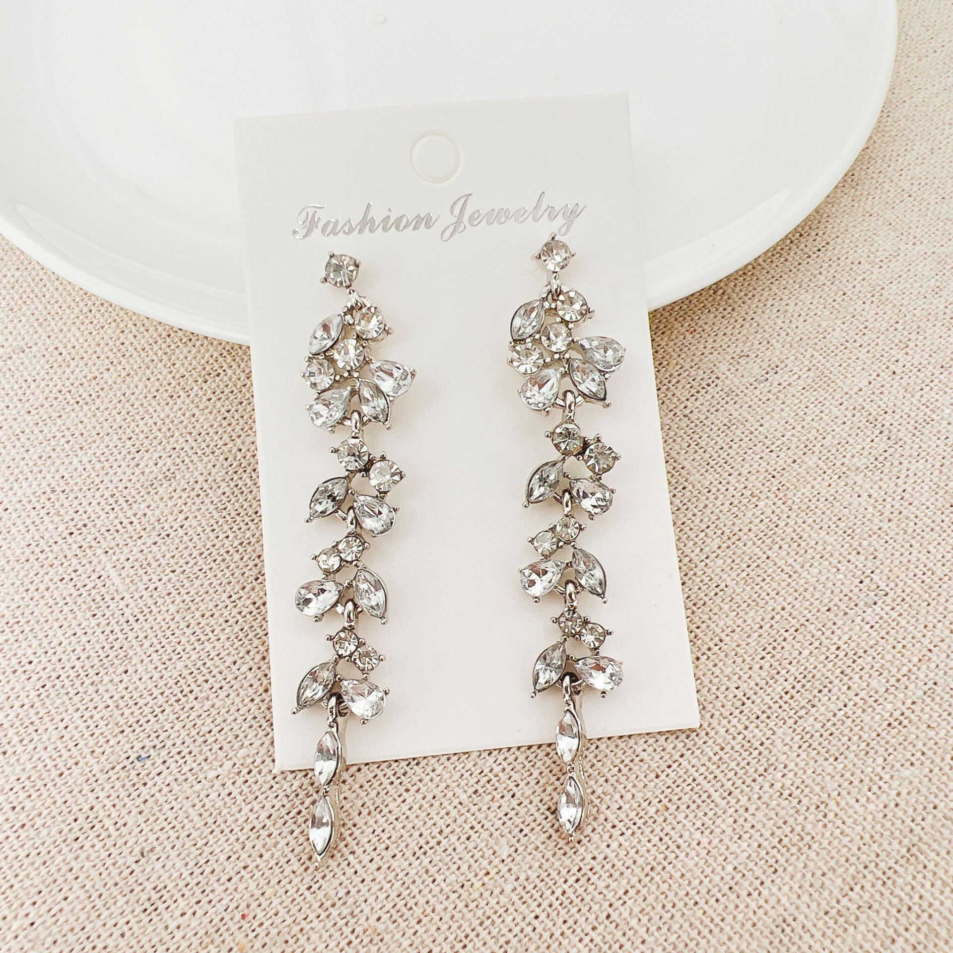 European and American long tassel earrings set with rhinestones exude a sense of high-end sophistication and a touch of light luxury. These are the best-selling earrings that have become popular among European and American Internet celebrities Application Scenario