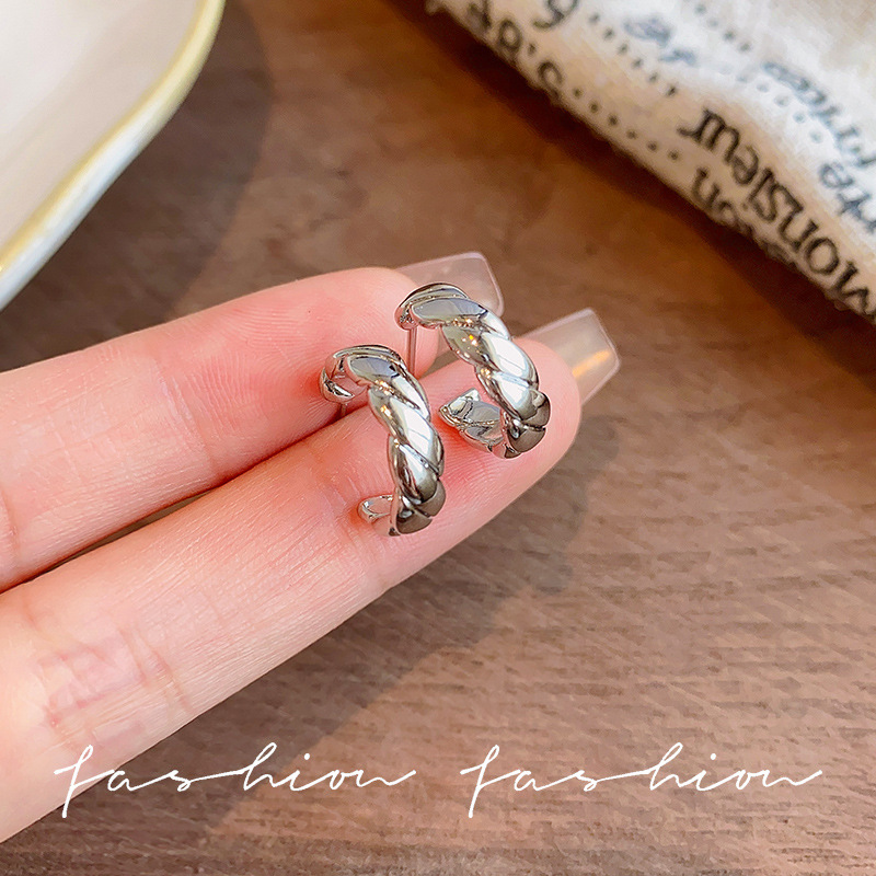 The classic plain ring earrings with a cold and elegant style are a new bestseller for women in 2025. The high-end stud earrings are a niche and light luxury accessory details Picture