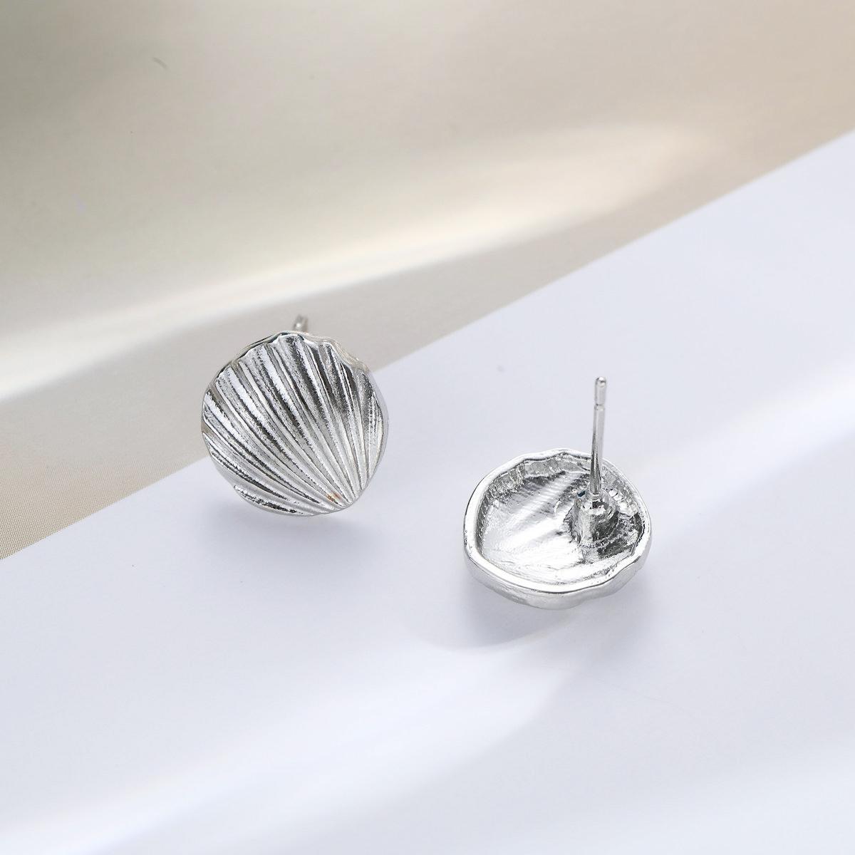 Popular cross-border best-selling simple and fashionable gold and silver shell stud earrings for women, with a unique metal texture fan-shaped design Application Scenario