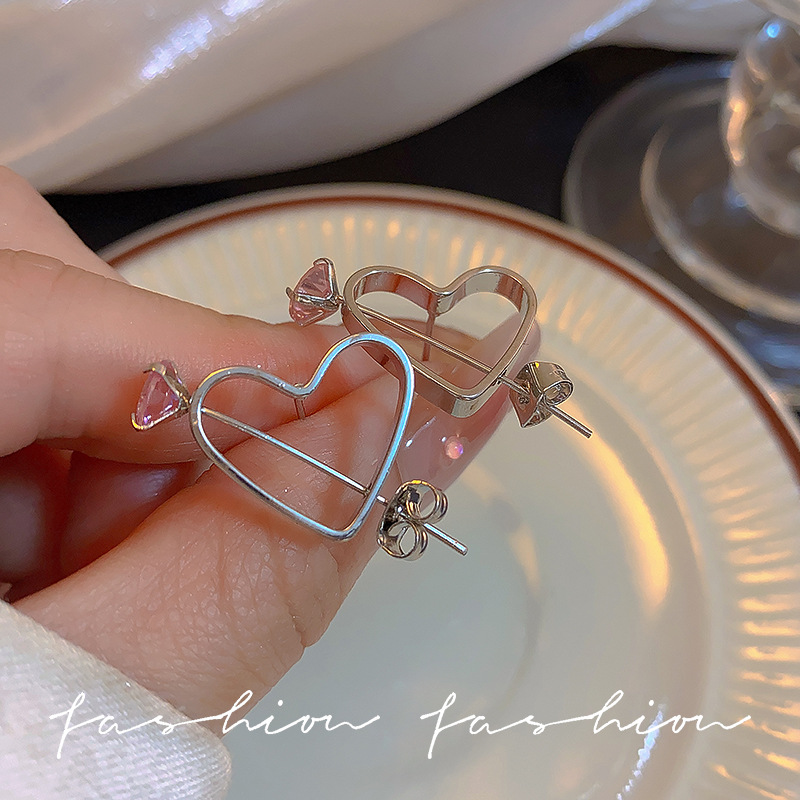 The earrings are a niche design with a high-end feel. The new 2025 trendy heart-shaped stud earrings are made of zircon and feature silver needles that Pierce the heart. They are for women Application Scenario