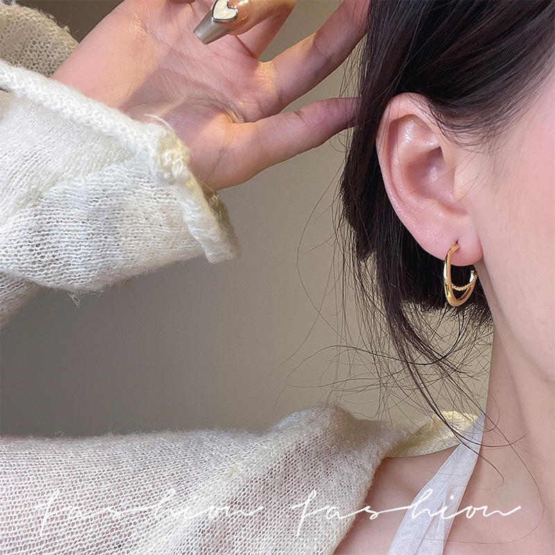 Metal personalized ear rims, cold style, circular ring, niche design sense, European and American temperament, retro C-shaped stud earrings wholesale Specification drawing