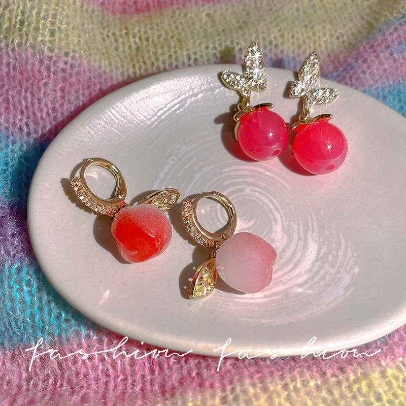 The new full-diamond butterfly stud earrings in the "Butterfly Love Flower" pink earrings are a trendy and elegant light luxury accessory full figure