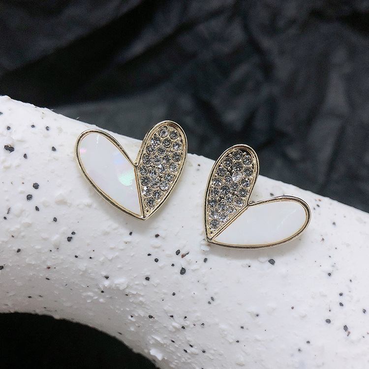 S925 Silver Needle, heart-shaped diamond-encrusted, unique heart, delicate and small stud earrings for women from Dongdaemun, South Korea Application Scenario