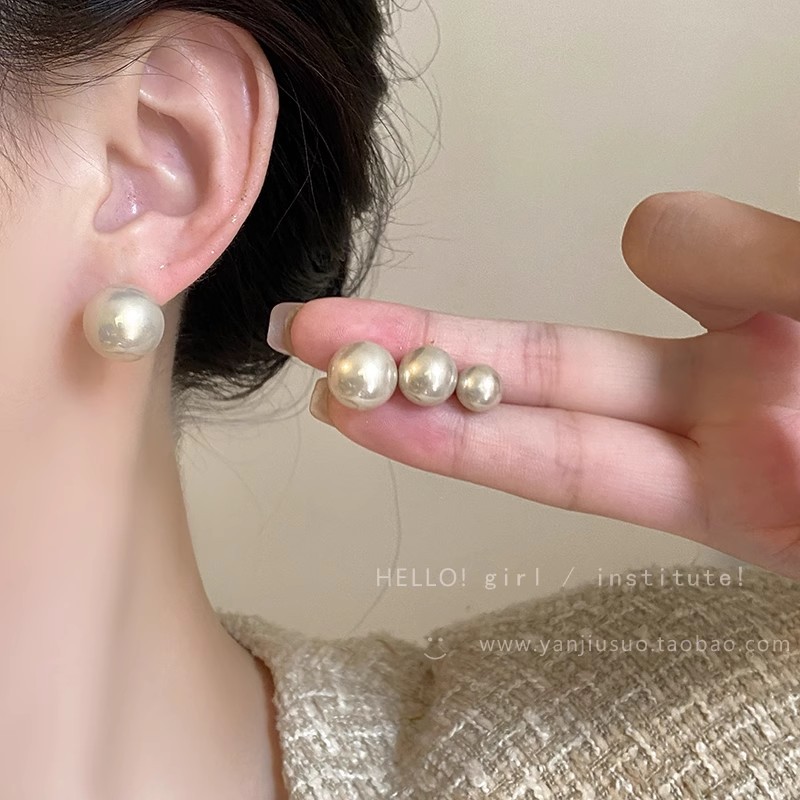 French retro champagne gold pearl stud earrings for women, light luxury, simple and fashionable, unique earrings, niche design, versatile earrings Specification drawing