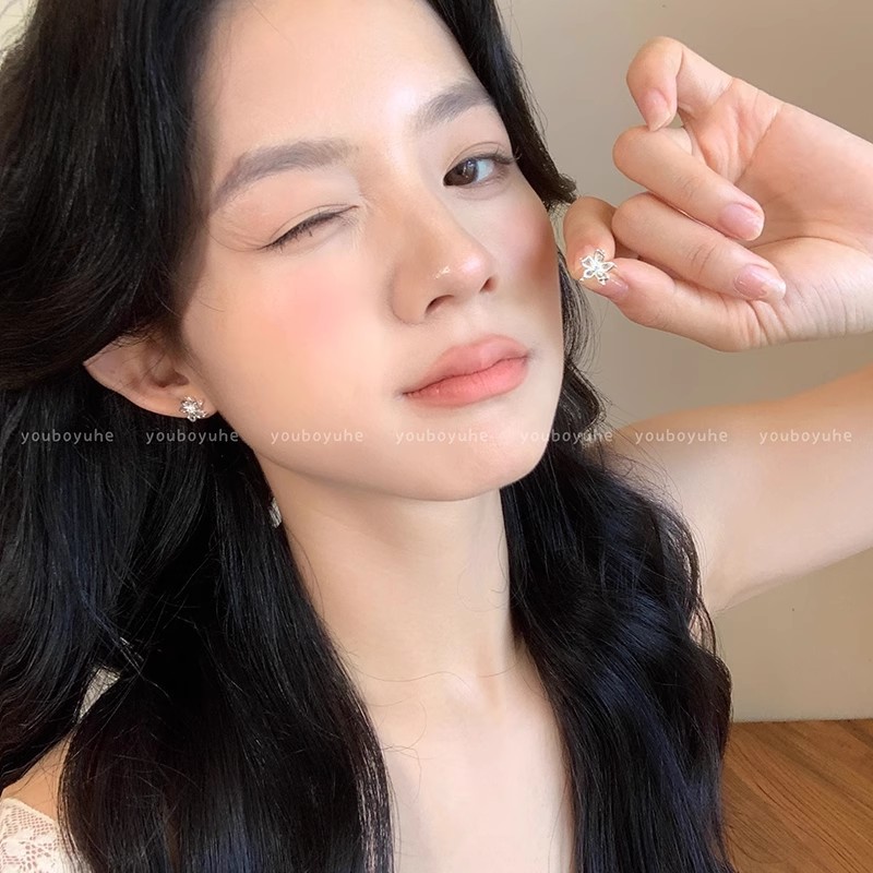 Summer super shiny hollowed-out zircon flower stud earrings, unique design for women, elegant and stylish earrings, high-end, sweet and versatile earrings details Picture