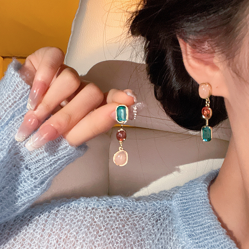 Asymmetrical colored gemstone earrings, vintage silver needle contrasting color stud earrings, niche design sense, high-end and unique tassel earrings Specification drawing