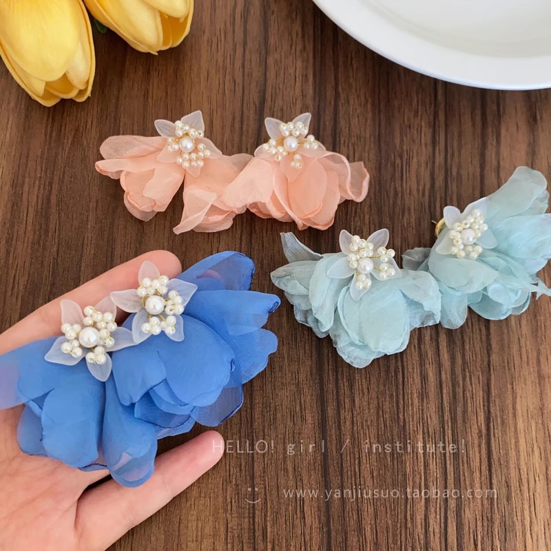 Ethereal and sweet yellow pearl flower earrings, unique and exaggerated for women to show off their faces, small stud earrings, seaside vacation photo earrings details Picture