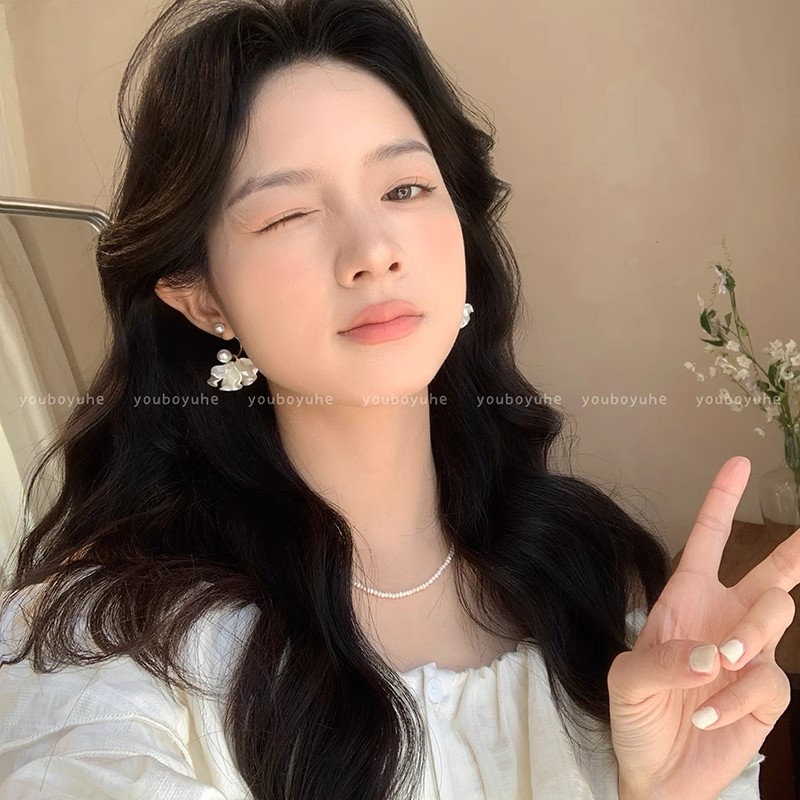 The super fairy pearl petal pendant earrings exude a light luxury and high-end charm for women. The exquisite stud earrings are versatile, elegant and stunning Application Scenario