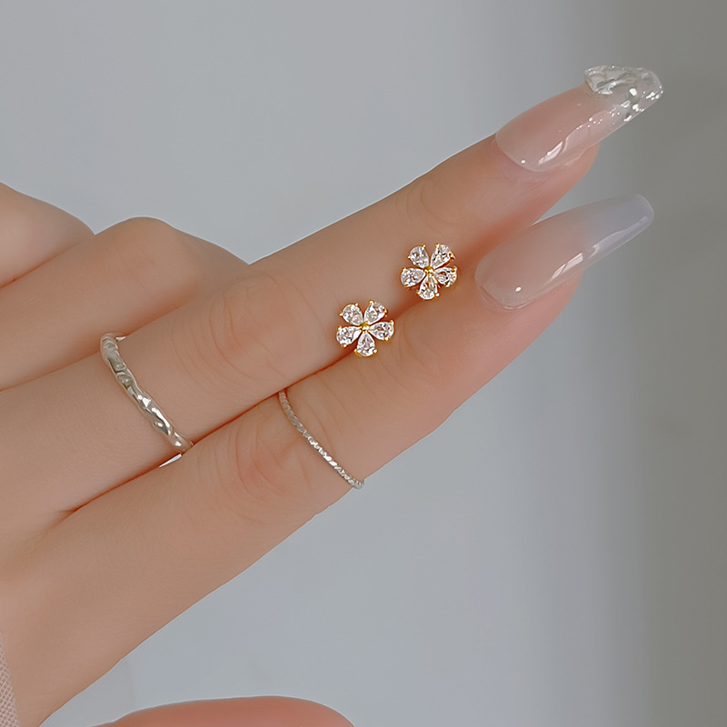 Mini light luxury style diamond-encrusted flower stud earrings, versatile and personalized Korean style fashionable earrings S925 silver needle earrings wholesale Specification drawing