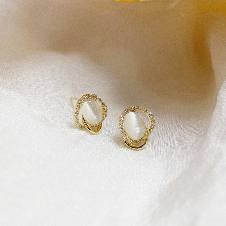 S925 Silver Needle Hong Kong-style oval cat's eye stone Stud earrings for women, spring light luxury and niche design accessory, elegant and stylish earrings Application Scenario