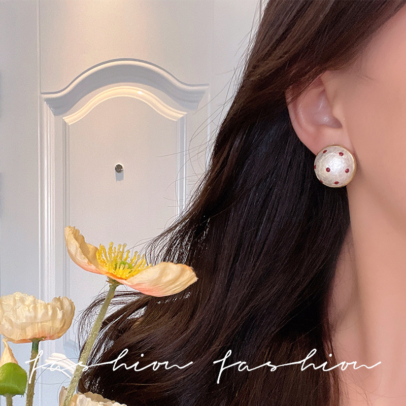 Versatile and elegant polka dot pearl stud earrings for women, a new best-selling, niche, retro, unique Chinese-style, whitening and fashionable earrings Application Scenario