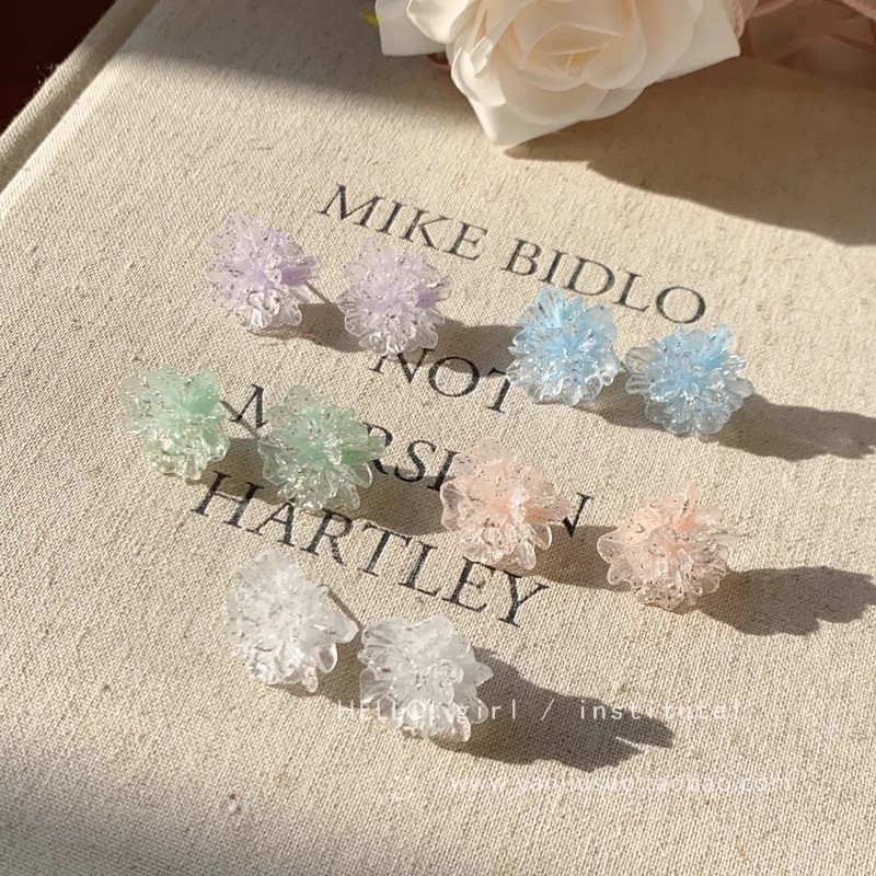 Colorful ice-transparent flower stud earrings for women, sweet, fresh and high-end style earrings, new high appearance level, versatile and elegant earrings Application Scenario